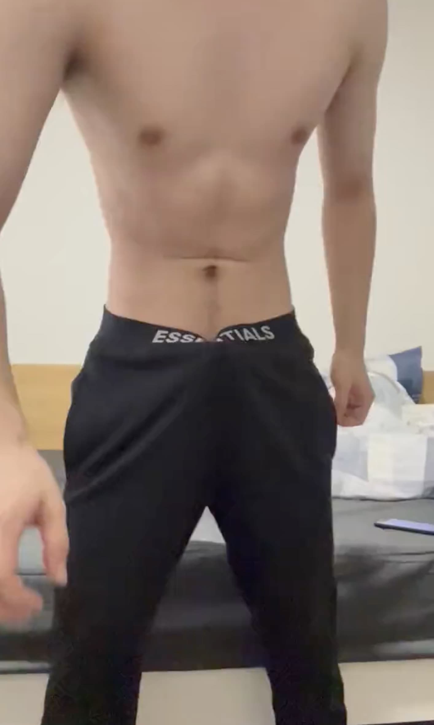 为什么男生穿运动裤很突出,男生运动裤前面凸凸的图片肌肉帅哥凸显大包!_4